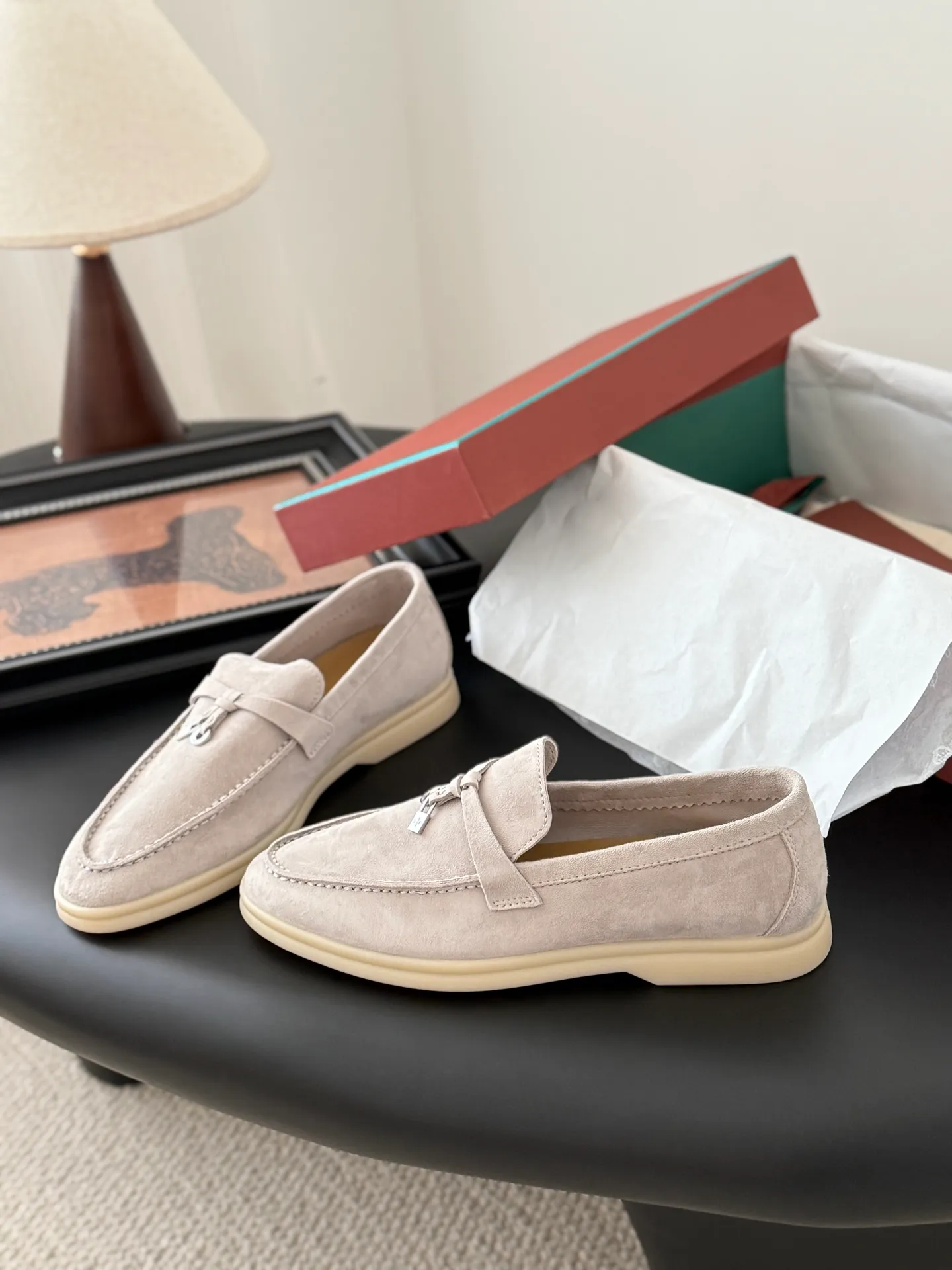 👟👟Ex-factory price 480👟👟 Top-quality double-layered genuine leather loafers. The quality is authentic. LP only sells high-end versions. Summer walk only has O pairs and countless pairs. The aesthetics and choice of shoes are also a kind of self-expression. Loro captures me with the comfort of walking on clouds. It adapts to the comfortable and relaxed state of wearing on weekdays, allowing i people to shuttle freely in relaxation and leisure. Double-layer leather on the upper, sheepskin lining Original outsole Size: 35-44